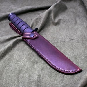 Bainha de couro feita à mão para o Ka-Bar em tamanho real