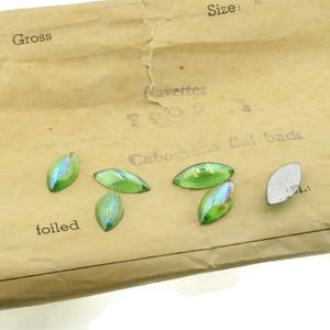Vintage Peridot AB vidrio Navette Rhinestones 15x7mm Cabochon Cab Bombe Top Foiled Flat Back Made in West Germany