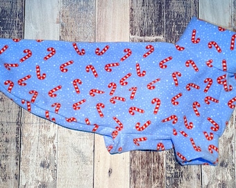 Pronto per la spedizione, pigiama natalizio a forma di bastoncino di zucchero blu da 24 pollici con levriero, pigiama natalizio in pile per levrieri, maglione natalizio per levrieri