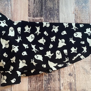 Pijamas de Halloween para galgos, ropa de polar para lebreles con fantasmas en blanco y negro, abrigo de whippet espeluznante.