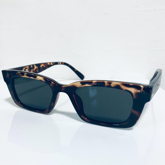 Vintage Tortoise Brown Wayfarer Sunglasses: 90s Retro Style  display picture 3