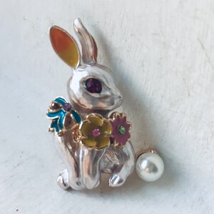 Rabbit Brooch, Vintage Bunny Brooch, White Rabbit, Alice In Wonderland Brooch, Gift For Her, Vintage Jewelry, Animal Brooch, Easter Gift imagem 2