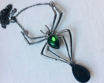 Emerald Green Spider Pendant Necklace: Gothic Halloween Jewelry