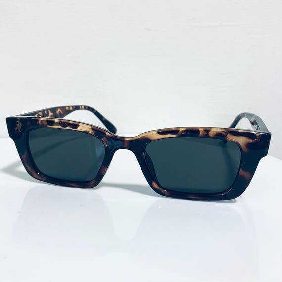 Vintage Tortoise Brown Wayfarer Sunglasses: 90s Retro Style  display picture 3