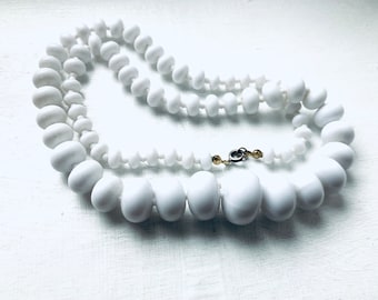 1980s White Resin Beaded Necklace, Woman Jewellery, 80s Beaded Necklace, Woman Necklace, 80s Jewelry, Gift For Her, White Jewelry