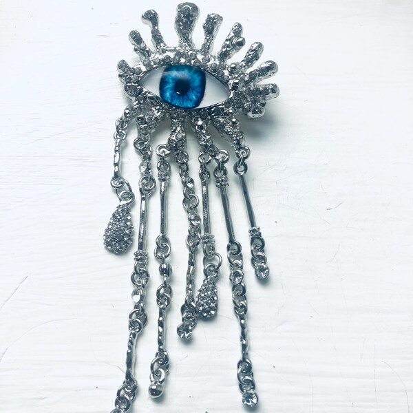 Broche vintage em formato de olho com strass metálico brilhante e lágrimas de brilho: Broche artesanal dramático