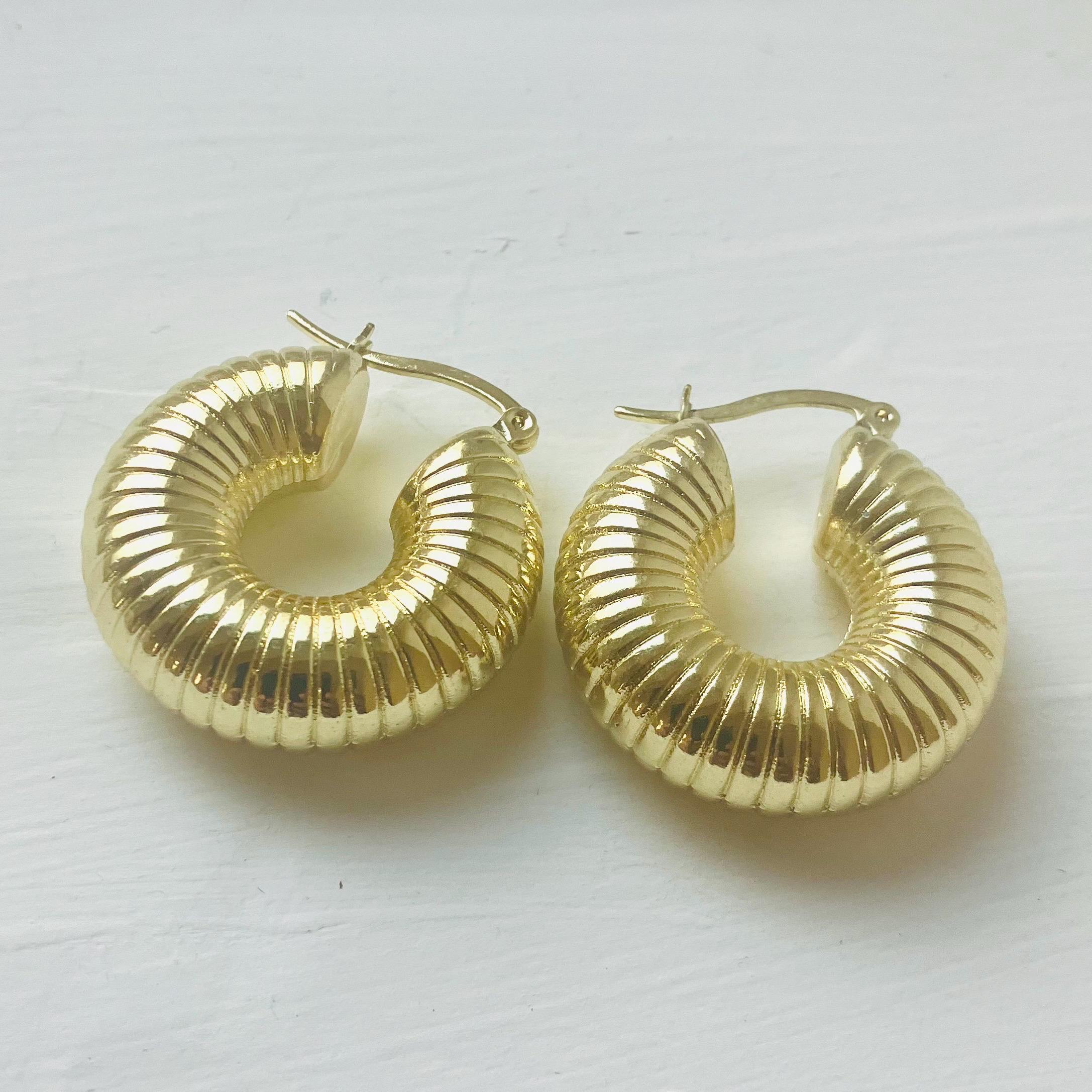 Vintage Gold Plated Ribbed Hoop Earrings: 1980s Retro Style