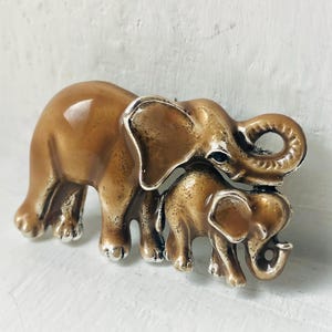 ヴィンテージの象のブローチ：母と子のエナメルピン - Etsy 日本