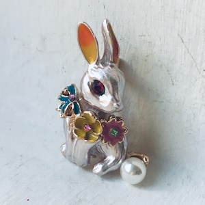 Rabbit Brooch, Vintage Bunny Brooch, White Rabbit, Alice In Wonderland Brooch, Gift For Her, Vintage Jewelry, Animal Brooch, Easter Gift imagem 4