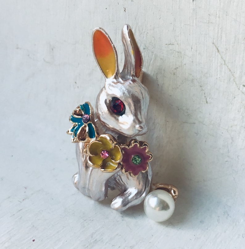 Rabbit Brooch, Vintage Bunny Brooch, White Rabbit, Alice In Wonderland Brooch, Gift For Her, Vintage Jewelry, Animal Brooch, Easter Gift imagem 4