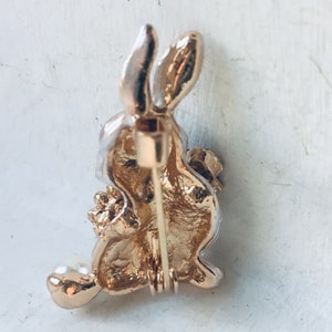 Rabbit Brooch, Vintage Bunny Brooch, White Rabbit, Alice In Wonderland Brooch, Gift For Her, Vintage Jewelry, Animal Brooch, Easter Gift imagem 5