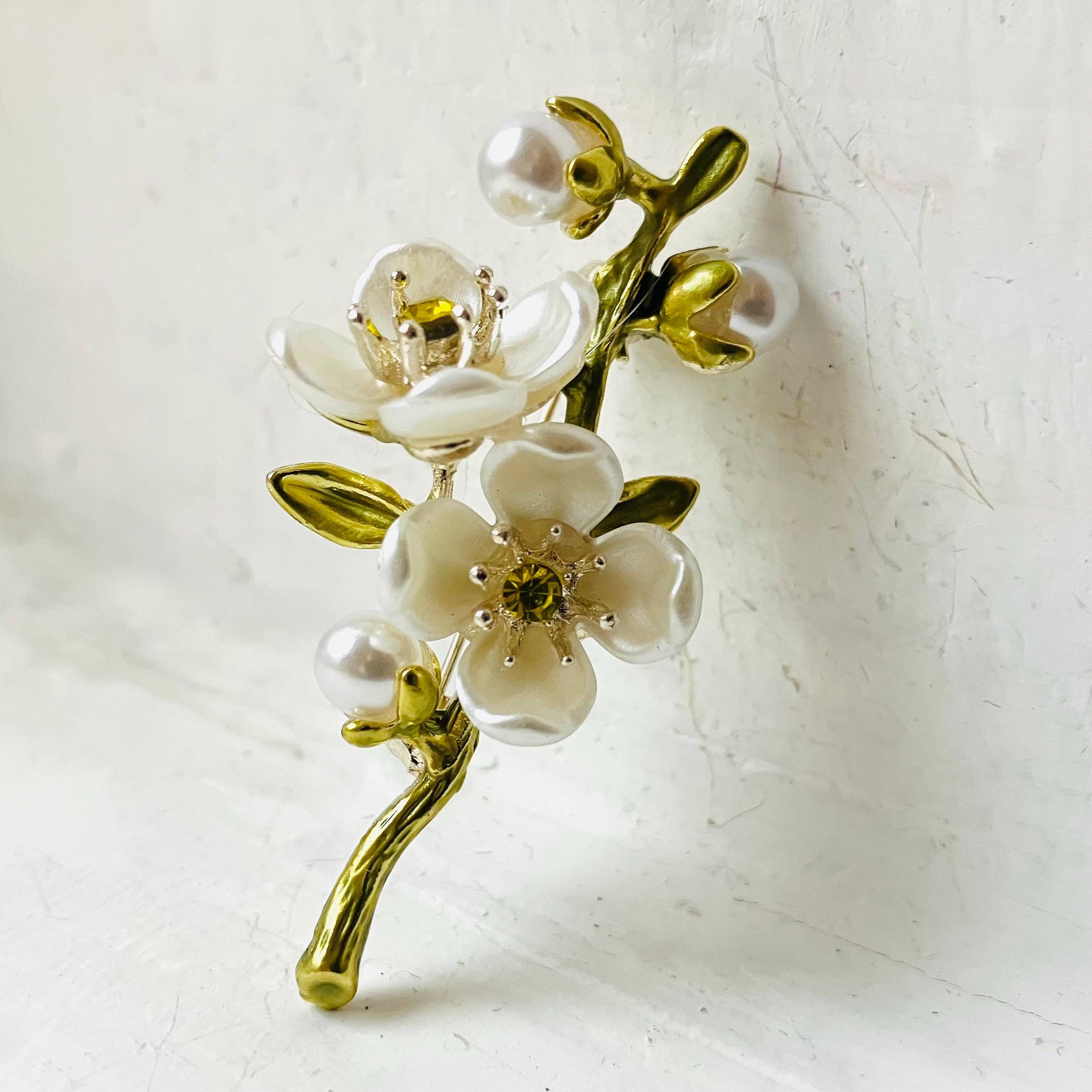 ✨NEW Elegant White Floral Brooch Emmons White Enamel and Gold Tone Flower Brooch Pin – Hers  main image 3