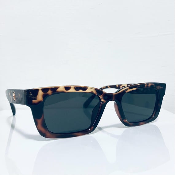 Vintage Tortoise Brown Wayfarer Sunglasses: 90s Retro Style  display picture 1