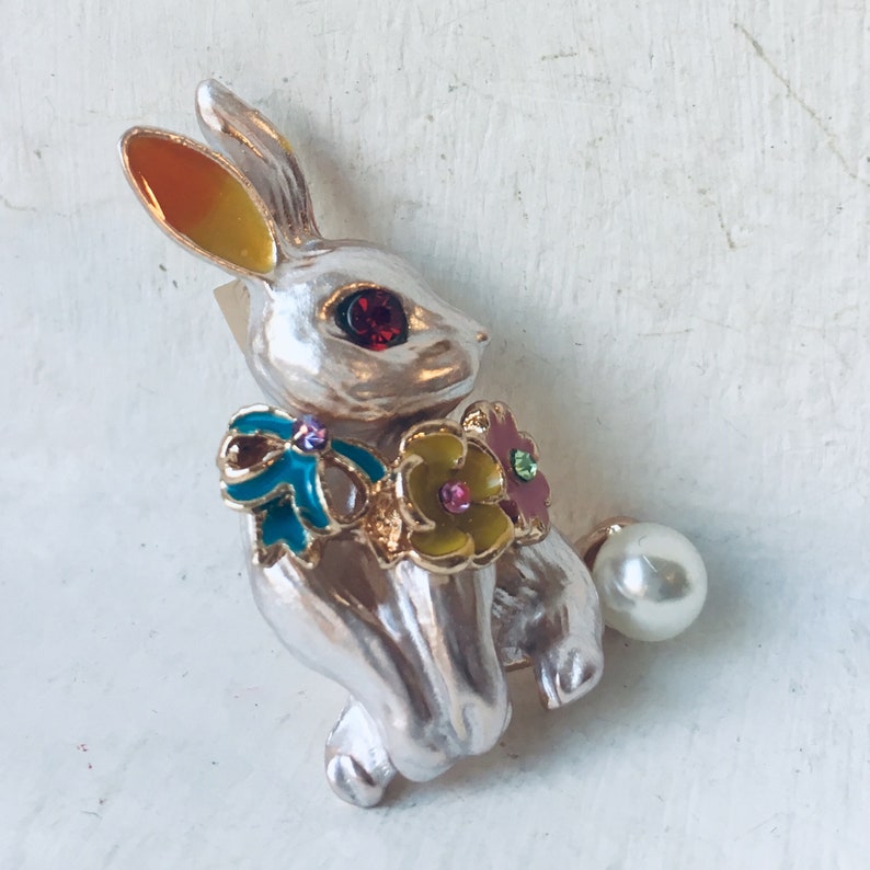 Rabbit Brooch, Vintage Bunny Brooch, White Rabbit, Alice In Wonderland Brooch, Gift For Her, Vintage Jewelry, Animal Brooch, Easter Gift imagem 3