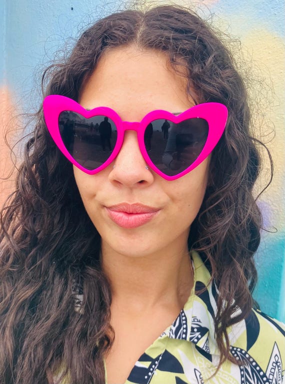 ヴィンテージピンクのハートサングラス：フェスティバルレトロスタイル