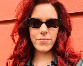 Vintage 90s Tortoiseshell Cat Eye Sunglasses: Oval Frames