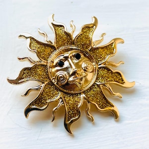 UNIMOOIE Vintage Gold Tone Sun Brooch Pin - Summer Sunshine Corsage Pin For Women (Brass, No Gemstone)