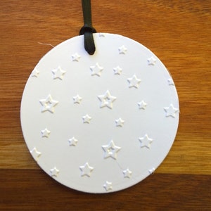 Pack of 5 Embossed Gift Tags. Round tags with Tiny Stars pattern. Choice of ribbon colour. GT30.