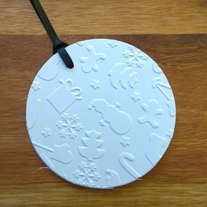 Pack of 5 Embossed Christmas/Holiday Gift Tags. Round tags with Christmas Cookie pattern. Choice of ribbon colour. GT27