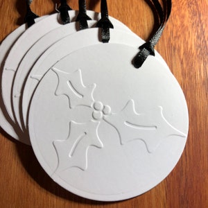 Pack of 5 Embossed Christmas/Holiday Gift Tags. Round tags with Holly pattern. Choice of ribbon colour. GT17.