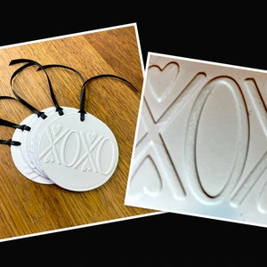 Paquet de 5 étiquettes-cadeaux de Noël/Fêtes en relief. Médaillons ronds avec motif XOXO. Couleur du ruban au choix. GT(a)25