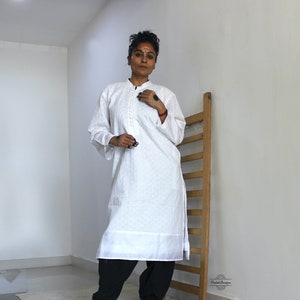 Kurta de diseñador blanca en tela bordada con forro.
