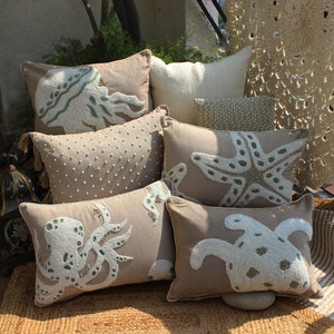 Cuscino decorativo in chambray di cotone ricamato a mano con motivi di spiaggia costiera