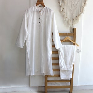 Conjunto de kurta y pantalón de algodón blanco flameado en tejido transpirable hecho a mano.