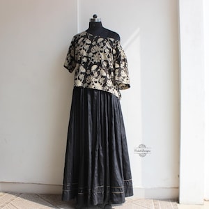 Black flared skirt with two pockets and zari trim at the end