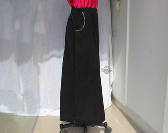 Black skirt with hand embroidery in breathable cotton