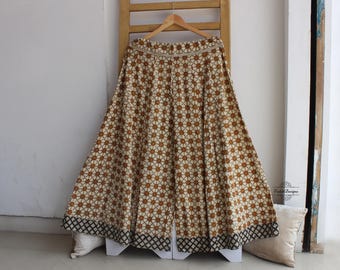 Pantalón palazzo de algodón suave y transpirable con estampado de bloques en tela de algodón teñida con vegetales hecha a mano.