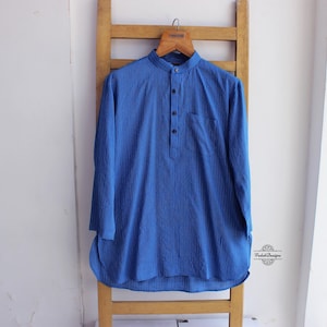 Indigo Blue Kantha gewebte Kurta für Männer in handgewebten pflanzengefärbten weichen Baumwollstoff