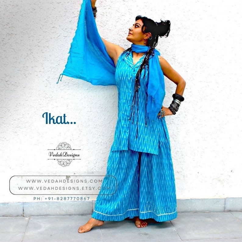 K&ouml;nnte beinhalten: Eine Frau tr&auml;gt ein Oberteil und eine Palazzo-Hose im Ikat-Muster in Blau und Wei&szlig; mit einem passenden blauen Schal. Der Text "Ikat..." ist oben im Bild zu sehen. Der Text "Vedah Designs" ist in der Mitte des Bildes zu sehen. Der Text "www.vedahdesigns.com" und "www.vedahdesigns.etsy.com" ist unten im Bild zu sehen. Der Text "PH: +91-8287770867" ist unten im Bild zu sehen.