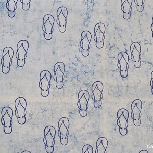 Pode incluir: Um tecido estampado em azul claro e branco com um desenho repetido de chinelos azuis escuros. O padr&atilde;o de chinelos est&aacute; espalhado pelo tecido, criando uma est&eacute;tica de ver&atilde;o e com tema de praia.