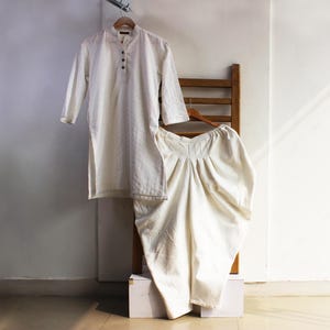Kurta dhoti en tejido flameado de algodón blanco roto, hecha a medida