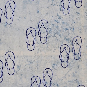 Pode incluir: Um tecido azul claro com um padr&atilde;o repetitivo de chinelos azuis escuros. O design do chinelo &eacute; simples, com uma al&ccedil;a e uma sola. O fundo tem uma apar&ecirc;ncia manchada, com &aacute;reas azuis mais claras e escuras.