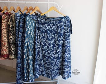 Indigo geblümter Wickelrock mit Bindebändern aus Baumwollstoff