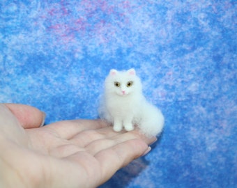 Gato de casa de muñecas en miniatura. Gato de fieltro con aguja en miniatura. Gato blanco. Gatito. Gato realista. Mascota. Animal de fieltro. Gato de casa de muñecas. Hecho a la medida.