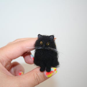 Gato miniatura para casa de muñecas. Gato miniatura de fieltro con aguja. Gato negro. Gatito. Gato realista. Mascota. Animal de fieltro. Gato para casa de muñecas. Hecho a medida.