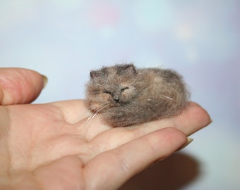 Miniature Sleeping Gray Cat.Needle Felted Cat.Dollhouse Cat.Miniature Cat.Cat for Dollhouse. Miniature Felted Animal.Made to order.