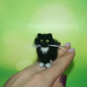 Gato de casa de muñecas en miniatura. Gato de fieltro de aguja miniatura. Gato negro. Gatito. gato realista. Mascota. Animal de fieltro. Gato de casa de muñecas. Hecho a la medida.