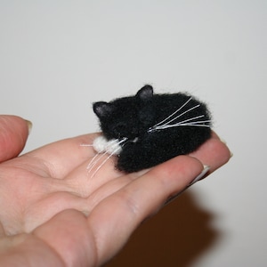 Gato durmiendo en miniatura. Gato de fieltro con aguja. Gato para casa de muñecas. Gato en miniatura. Gato para casa de muñecas. Animal de fieltro en miniatura. Hecho a pedido.