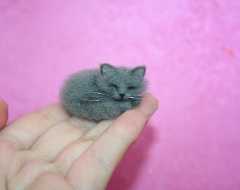 Miniature Sleeping Cat.Needle Felted Cat.Dollhouse Cat.Miniature Cat.Gray Cat.Cat for Dollhouse. Miniature Felted Animal.Made to order.