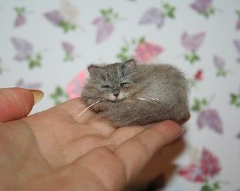 Miniature Sleeping Gray Cat.Needle Felted Cat.Dollhouse Cat.Miniature Cat.Cat for Dollhouse. Miniature Felted Animal.Made to order.