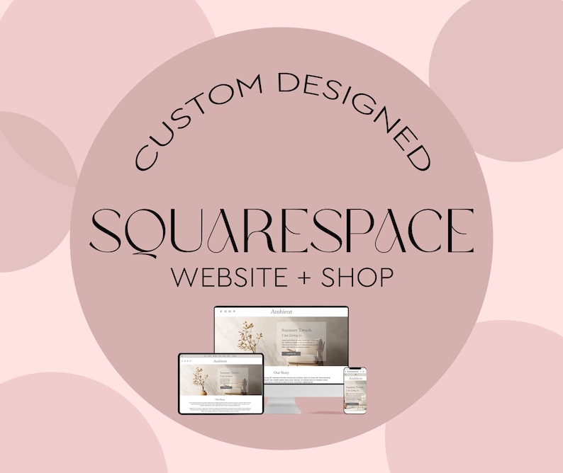 K&ouml;nnte beinhalten: Individuell gestaltete Squarespace-Website und -Shop. Ein rosa Hintergrund mit einem Kreis, der den Text "Custom Designed Squarespace Website + Shop" enth&auml;lt. Es werden drei Ger&auml;te angezeigt: ein Desktop-Computer, ein Tablet und ein Smartphone, die alle eine Website mit dem Text "Andiebird" und "Welcome Thoughts, Take a Look Around" anzeigen.