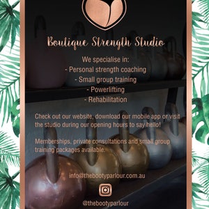 K&ouml;nnte beinhalten: Ein schwarzes und goldenes Poster mit einem Herzlogo und dem Text "Boutique Strength Studio". Das Poster wirbt f&uuml;r Personal Strength Coaching, Small Group Training, Powerlifting und Rehabilitation. Es enth&auml;lt auch die Website und den Social-Media-Handle des Studios.
