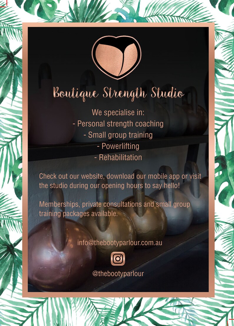 K&ouml;nnte beinhalten: Ein schwarzes und goldenes Poster mit einem Herzlogo und dem Text "Boutique Strength Studio". Das Poster wirbt f&uuml;r Personal Strength Coaching, Small Group Training, Powerlifting und Rehabilitation. Es enth&auml;lt auch die Website und den Social-Media-Handle des Studios.