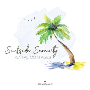 Puede incluir: Ilustración de acuarela de una palmera con un fondo de acuarela azul y blanco. El texto "Surfside Serenity Rental Cottages" está debajo de la palmera.