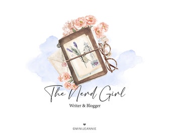 Może przedstawiać: Aquarela przedstawiająca vintage'owy, skórzany notes z kwiatowym wzorem, list i okulary. Pod notesem widnieje napis "The Nerd Girl", a także słowa "Writer & Blogger" i nazwa profilu w mediach społecznościowych "@MINIJENNIE".