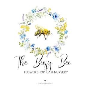 Può includere: Un'illustrazione ad acquerello di un'ape che vola in una ghirlanda di fiori blu, bianchi e gialli. Il testo "The Busy Bee Flower Shop & Nursery" è sotto la ghirlanda.